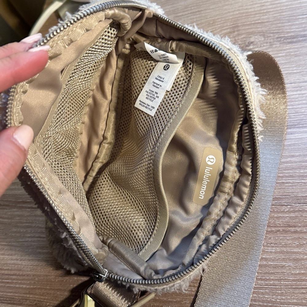 EUC lululemon Everywhere Belt Bag 1L Plush Fleece - Picture 7 of 7